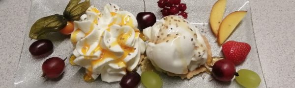 „Eis des Monats“ Juli 2022: Griechischer Joghurt mit Honig und Sesam-Krokant